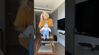 Мама ангелочка снимает видео с сыном