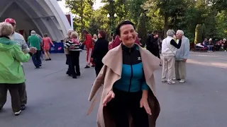 А МОРЕ В ТВОИХ ЛАДОНЯХ ПРОСТО ВОДА!💃🕺👍/СУПЕР ПЕСНЯ И ТАНЦЫ В ПАРКЕ ГОРЬКОГО ХАРЬКОВ СЕНТЯБРЬ 2021