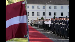 Military honours for Latvia's President at Bellevue Palace