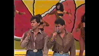 Clube do Bolinha | Leandro & Leonardo cantam "Cadê Você" (Incompleto) na BAND em 25/08/1990