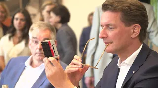 NRW-Ministerpräsident Hendrik Wüst besucht Beckhoff Automation