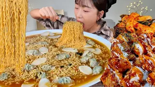 ASMR 떡국 대신 떡만두라면 양념치킨 총각김치 리얼먹방 :) Rice cake dumpling ramen, seasoned spicy chicken  MUKBANG
