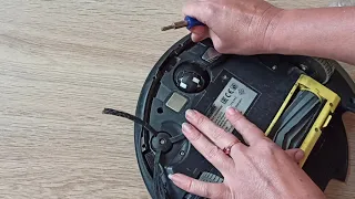   How to clean the robot vacuum cleaner.