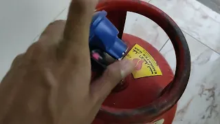 How to fix and remove the regulator for Dubai gas cylinder - Ayaan And Ayhaam