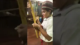 Cobrinha do Interior!  O menino sabe o que faz com o Berimbau