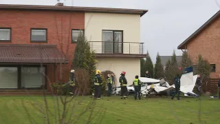 Vaizdai iš įvykio vietos: prie Kauno, į gyvenamojo namo kiemą nukrito lėktuvas, žuvo du žmonės