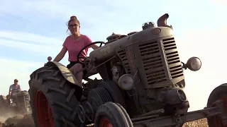 Girl on tractor | Martina plowing hot bulb Landini L35 | Ragazza in aratura con Landini testa calda