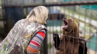 Оксана Олеговна вошла в вольер угостить медведя и ВОТ ЧТО ВЫШЛО.