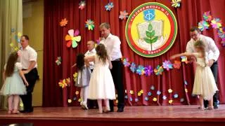 Трогательный танец пап и дочек