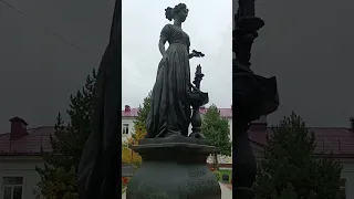 Памятник женам декабристов Иркутск.Мария Ник Волконская