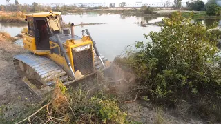 Best action Excellent Techniques skill operator push clean Forest/dump trauk unloading soil Filling