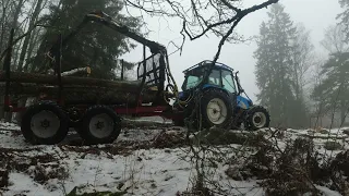 Hämtar ved med New Holland TL90 och Weimer vagn