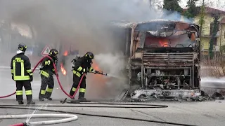 Bus Pmt divorato dalle fiamme a Bubbiano