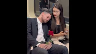 Romance: Un Hombre Regala un Símbolo de Amor y Comparte una Canción de Conexión Emocional