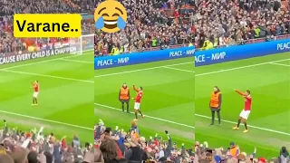 🤩🔥 Varane celebrating with the Old Trafford after Man United win vs Barcelona.