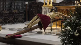 El Cristo de los Alabarderos corriendo bajo la lluvia es trasladado al Palacio Real de Madrid