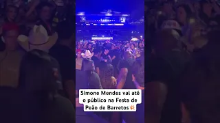 Simone Mendes vai até o público na Festa de Peão de Barretos