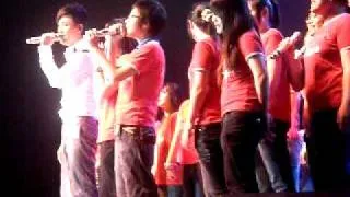 Raymond Lam sing with vietnam fans