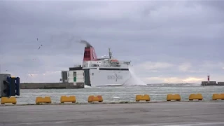 M/S Visby tar sig en svängom på väg ut ifrån Visby hamn