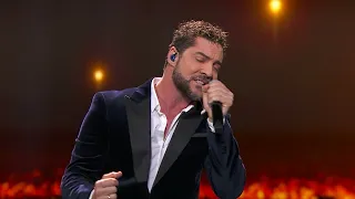 David Bisbal cantando Se nos rompió el amor en directo en La voz. Mexico.