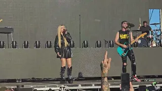 Avril Lavigne crashing All Time Low set and singing Fake As Hell