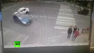 Видео жуткого наезда на подростков в Домодедово