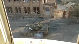 Ukraine war : Mariupol,  Russian T-72 hit with NLAW ATGM