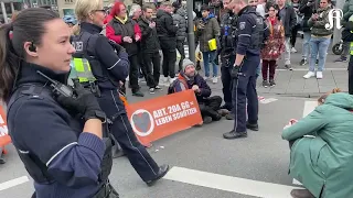 Blockade auf Cäcilienstraße: „Scientists for future“ solidarisieren sich mit Klimaklebern