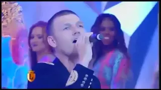 Nick Carter cantando I Want It That Way no Legendarios