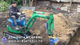 Аккуратно копаем траншеи маленьким экскаватором