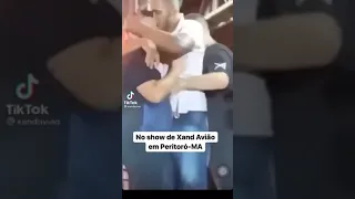 Fã beija e coloca Xand Avião no colo em Peritoró-MA
