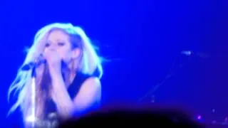 AVRIL LAVIGNE 'COMPLICATED' LIVE AT THE FORUM IN LOS ANGELES