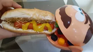 JOSÉ COMILÃO FAZENDO E COMENDO HOT DOG