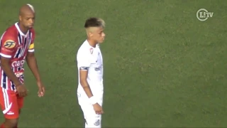 Neymar inova em chapéu