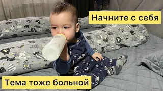 АРТЕМА СРОЧНО ПО ВРАЧАМ,ОН АУТИСТ🤪Не спит всю ночь,и такая бодрая.Начните с себя