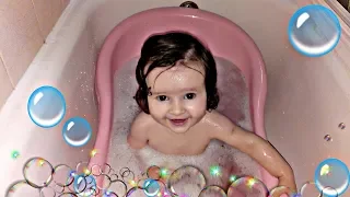 O Primeiro banho da bebê no banheiro