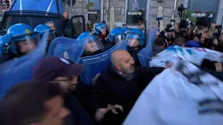 Corteo anti Vannacci a Napoli, scontri tra manifestanti e polizia: "Vattene, non ti vogliamo"