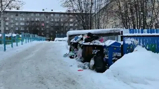 Двор в центре Мурманска завален мусором