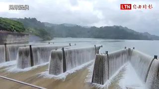 苗栗鯉魚潭水庫自然溢流 全台唯一鋸齒堰流瀑美景迷人(民眾提供)