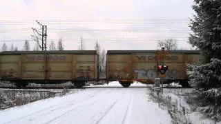 Finnish freight train passed KYLMÄMÄKI (Km.0432+0852) level crossing in Pieksämäki, Finland