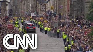 Cortejo da rainha Elizabeth II é aplaudido ao chegar a Edimburgo | CNN DOMINGO