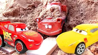Spielspaß für Kinder. Spielzeug McQueen und Cruz im Sandkasten. Video mit Spielzeugautos.