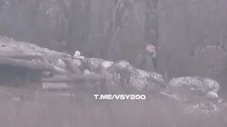 Украинский боевик высунулся из окопа поболтать по телефону и получил пулю от снайпера.