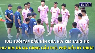 Full buổi tập đầu tiên của HLV Kim Sang Sik cùng ĐTVN: HLV Kim đá ma cùng cầu thủ, phô diễn kỹ thuật