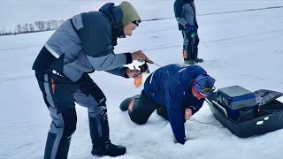 Бегаем за ОГРОМНОЙ КУЧЕЙ РЫБЫ. Зимняя рыбалка на судака с вибами