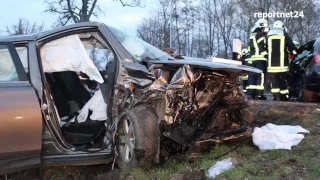 Schwerer Unfall auf B 102 bei Rathenow - Mehrere eingeklemmte Personen