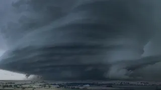 Filme - 13 Dias de Tormenta (2021) Um Enorme Tornado Devasta Toda a Região