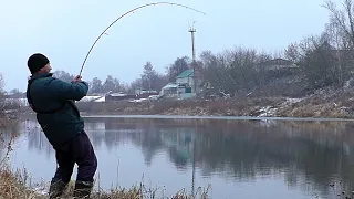 ЩУКИ на ЖИВЦА на ПОПЛАВОК ! ЖОР ЩУКИ перед ледоставом!