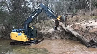 Deere 130G Excavator Remove Hugh Log Clear From Creek