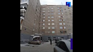 В Новосибирске пенсионерку убило упавшее с седьмого этажа кресло